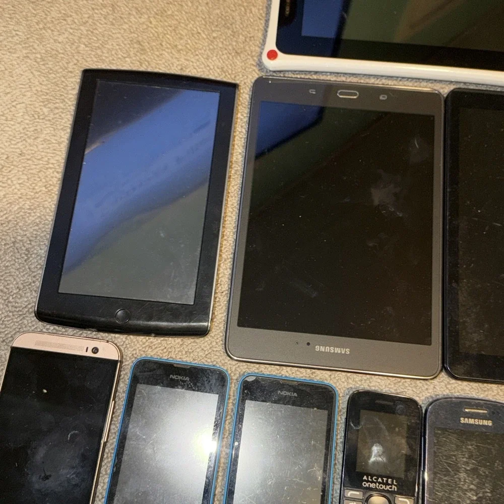 Lot Of 21 Cell Phones/Pads For Parts Only (Apple, Samsung, Motorola,LG) READ